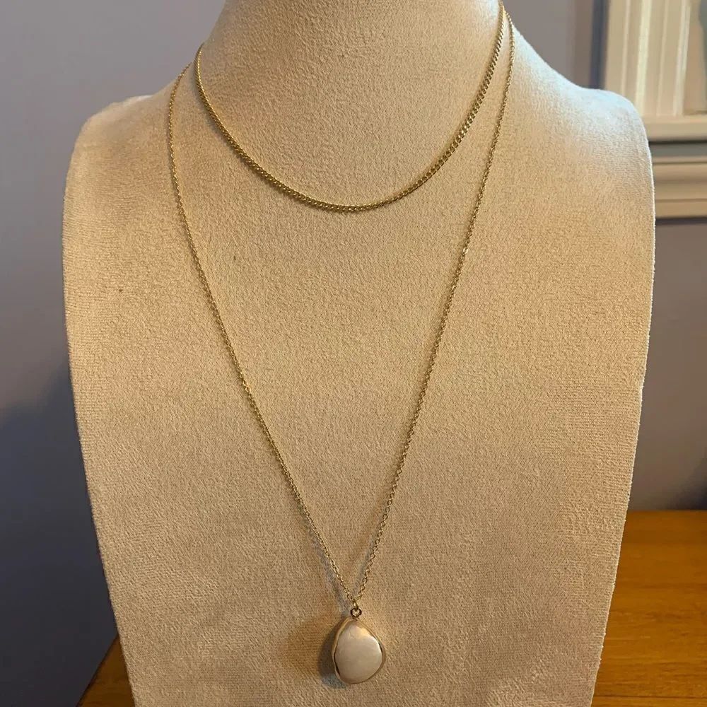 Express mother of pearl pendant gold